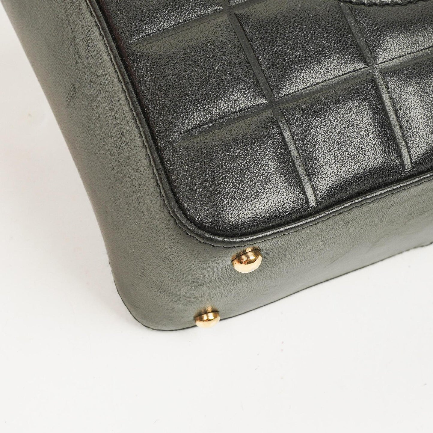 Chanel Chocolate Bar Schultertasche aus schwarzem gestepptem Lammleder