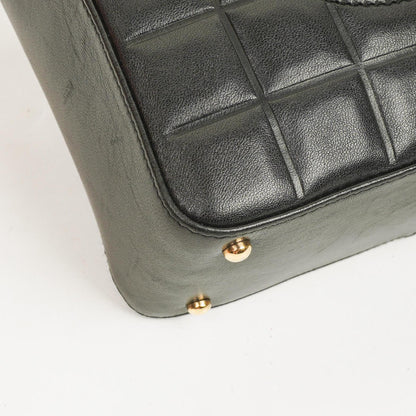 Chanel Chocolate Bar Schultertasche aus schwarzem gestepptem Lammleder