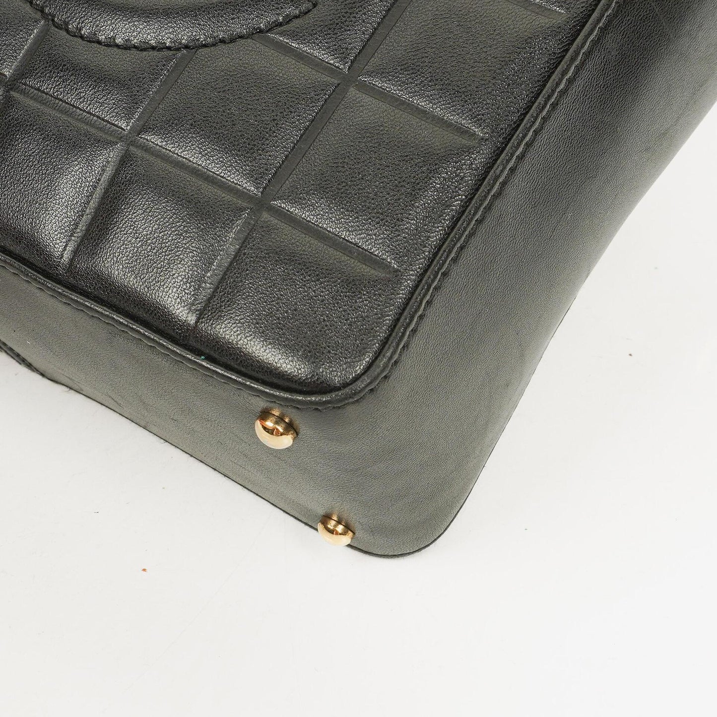Chanel Chocolate Bar Schultertasche aus schwarzem gestepptem Lammleder