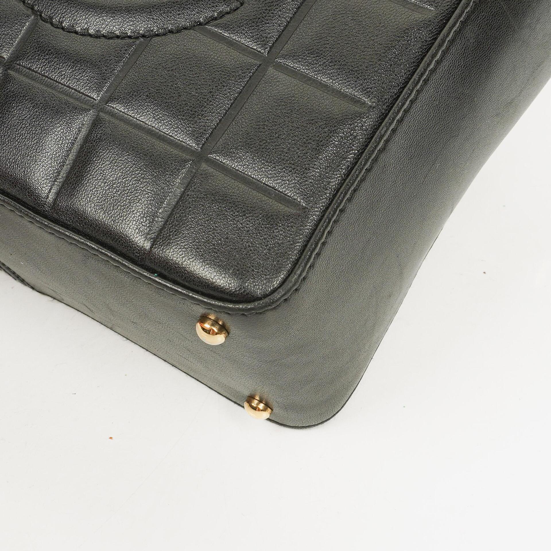 Chanel Chocolate Bar Schultertasche aus schwarzem gestepptem Lammleder