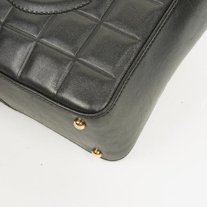 Chanel Chocolate Bar Schultertasche aus schwarzem gestepptem Lammleder
