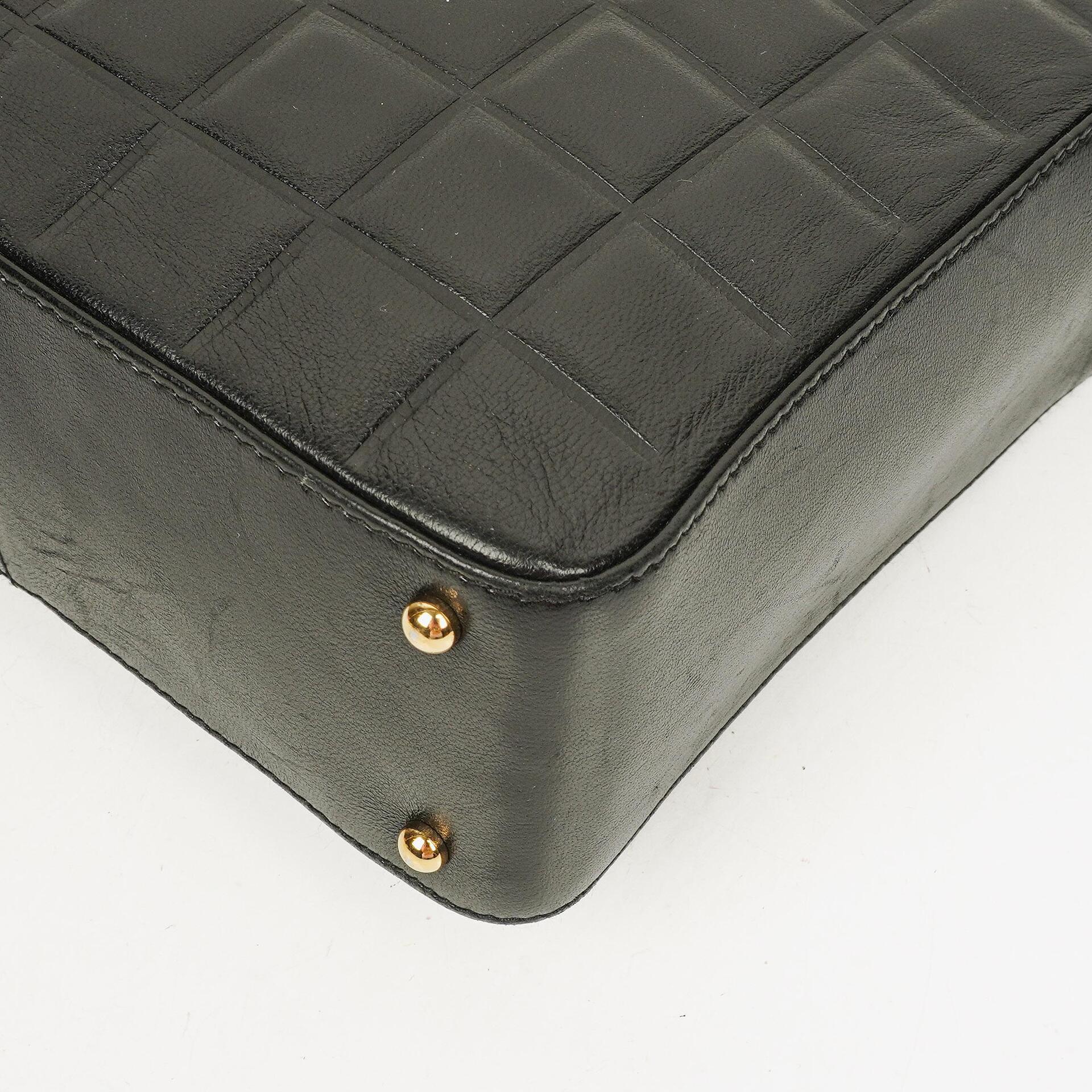 Chanel Chocolate Bar Schultertasche aus schwarzem gestepptem Lammleder
