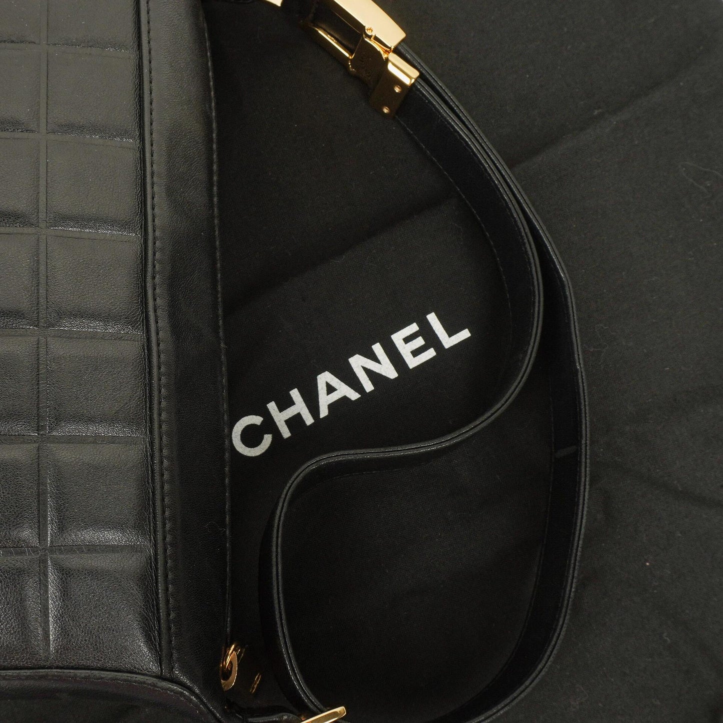 Chanel Chocolate Bar Schultertasche aus schwarzem gestepptem Lammleder