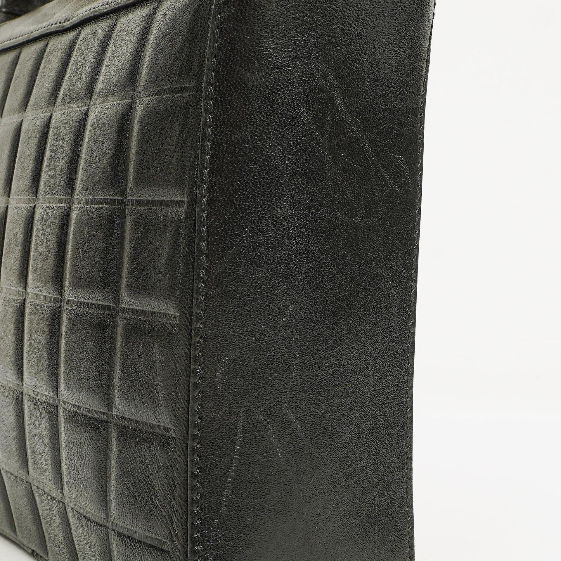 Chanel Chocolate Bar Schultertasche aus schwarzem gestepptem Lammleder