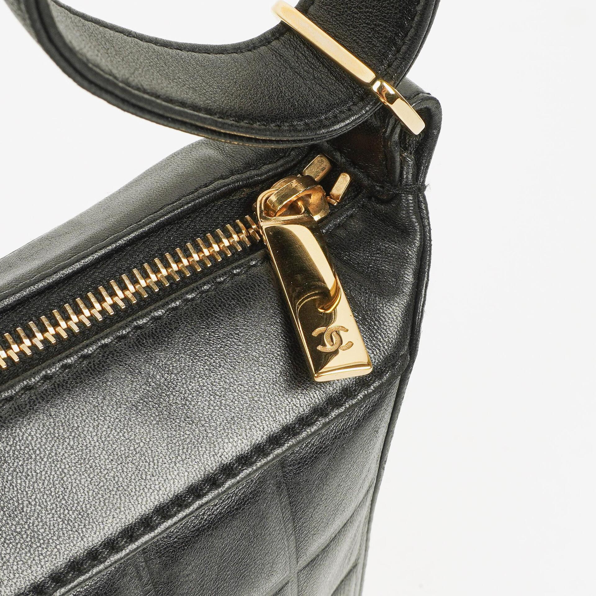 Chanel Chocolate Bar Schultertasche aus schwarzem gestepptem Lammleder