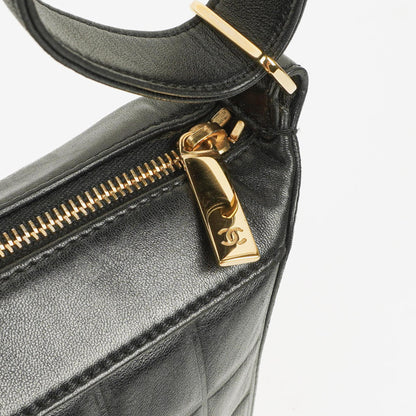 Chanel Chocolate Bar Schultertasche aus schwarzem gestepptem Lammleder