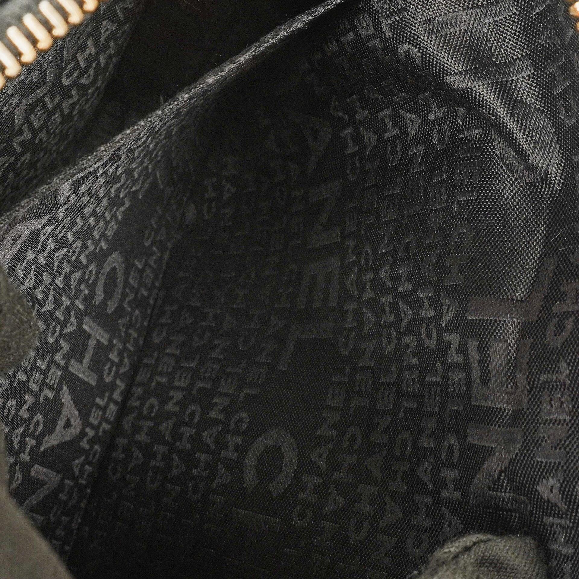 Chanel Chocolate Bar Schultertasche aus schwarzem gestepptem Lammleder