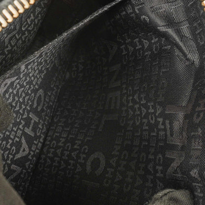 Chanel Chocolate Bar Schultertasche aus schwarzem gestepptem Lammleder