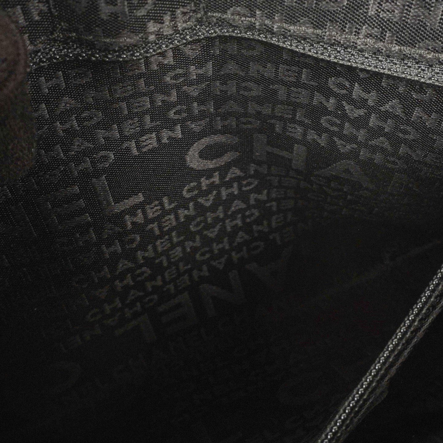 Chanel Chocolate Bar Schultertasche aus schwarzem gestepptem Lammleder