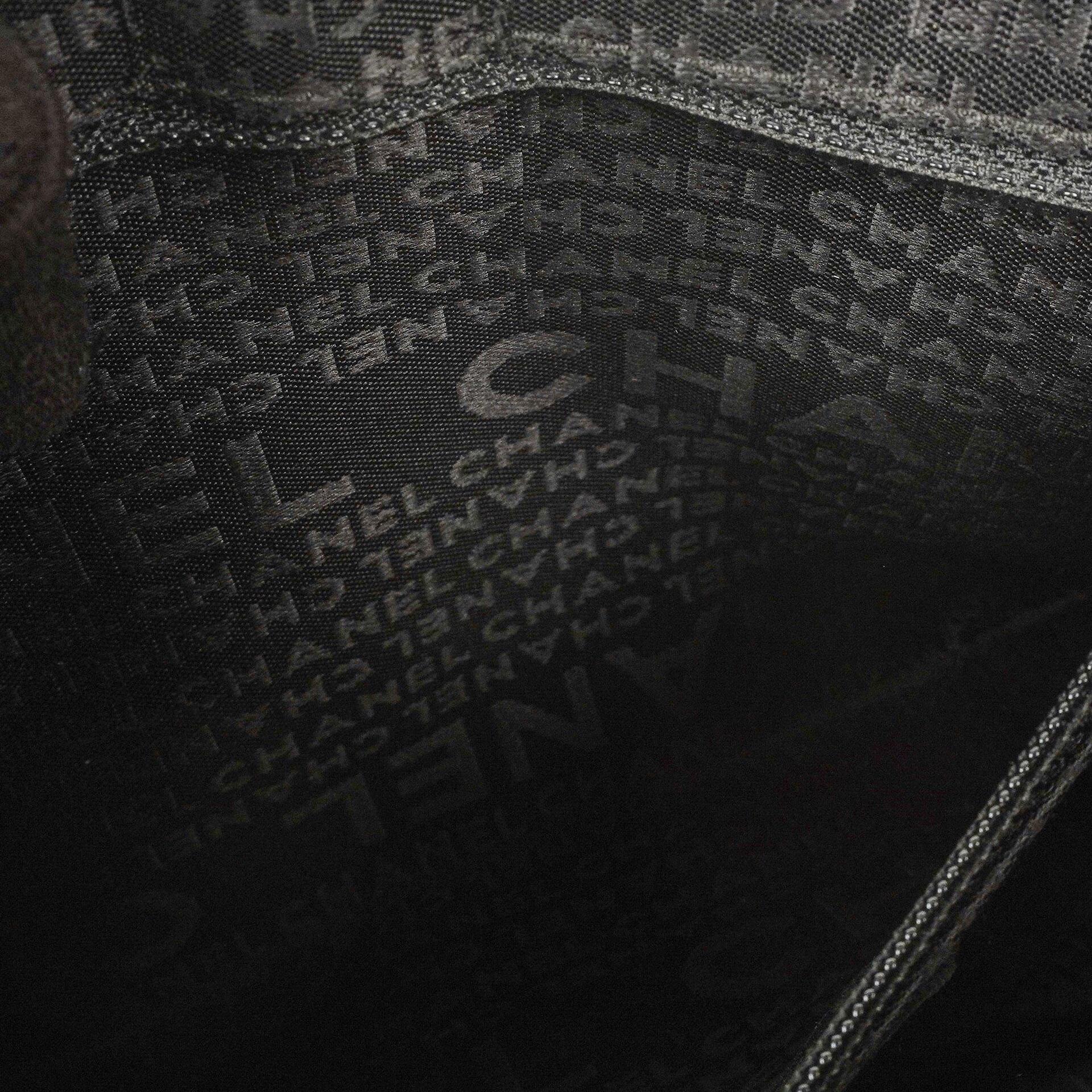 Chanel Chocolate Bar Schultertasche aus schwarzem gestepptem Lammleder