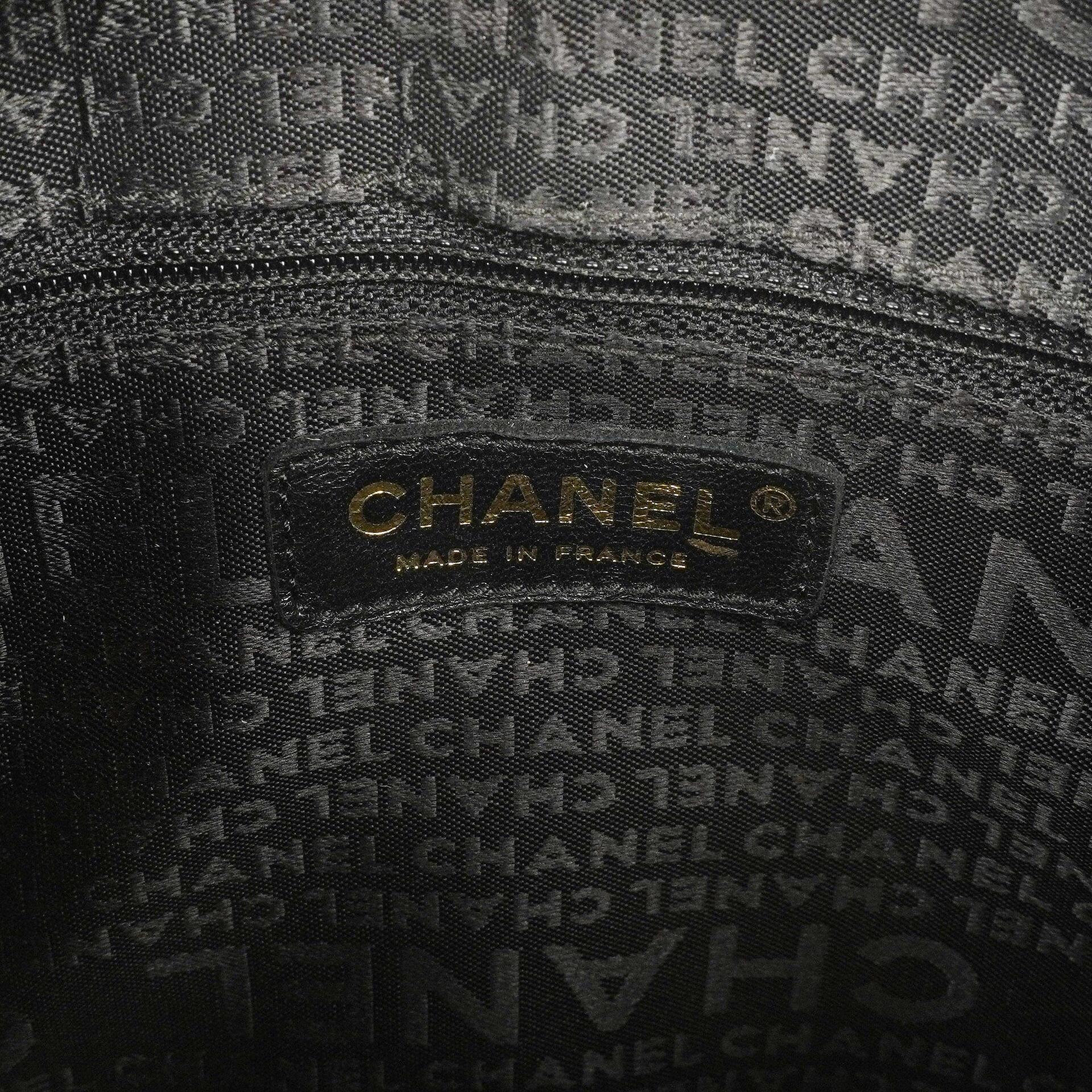 Chanel Chocolate Bar Schultertasche aus schwarzem gestepptem Lammleder