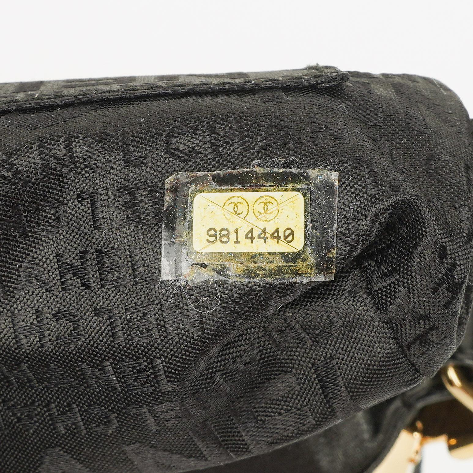 Chanel Chocolate Bar Schultertasche aus schwarzem gestepptem Lammleder
