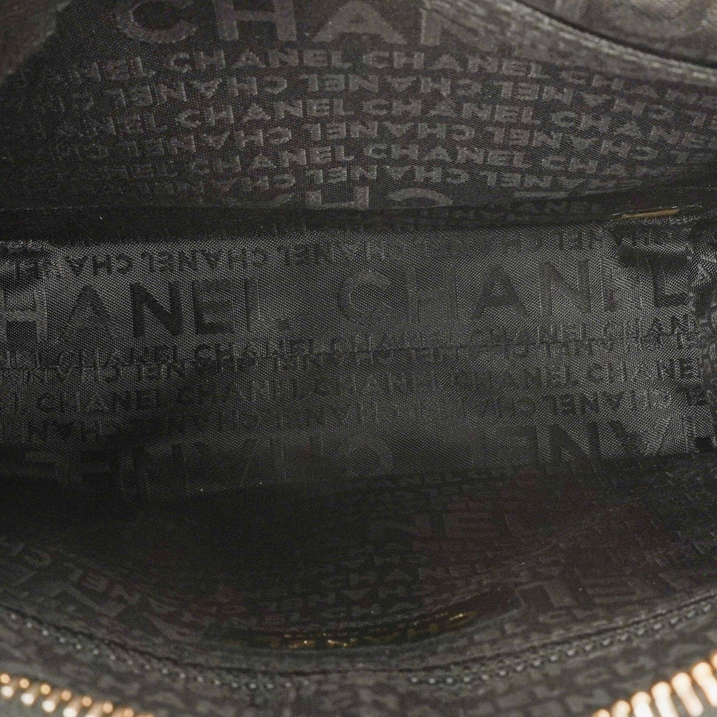 Chanel Chocolate Bar Schultertasche aus schwarzem gestepptem Lammleder