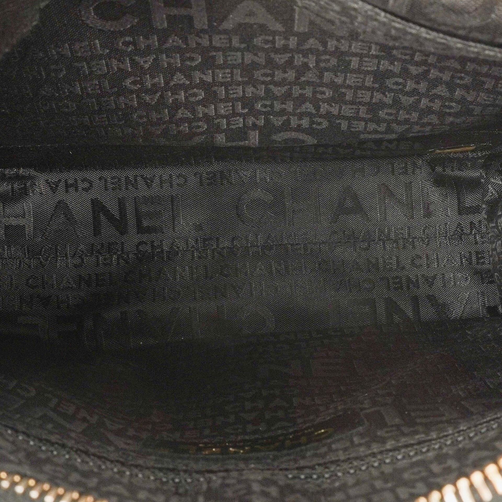 Chanel Chocolate Bar Schultertasche aus schwarzem gestepptem Lammleder