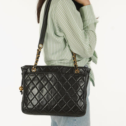 Chanel schwarze gesteppte Shopping-Tote aus Lammleder