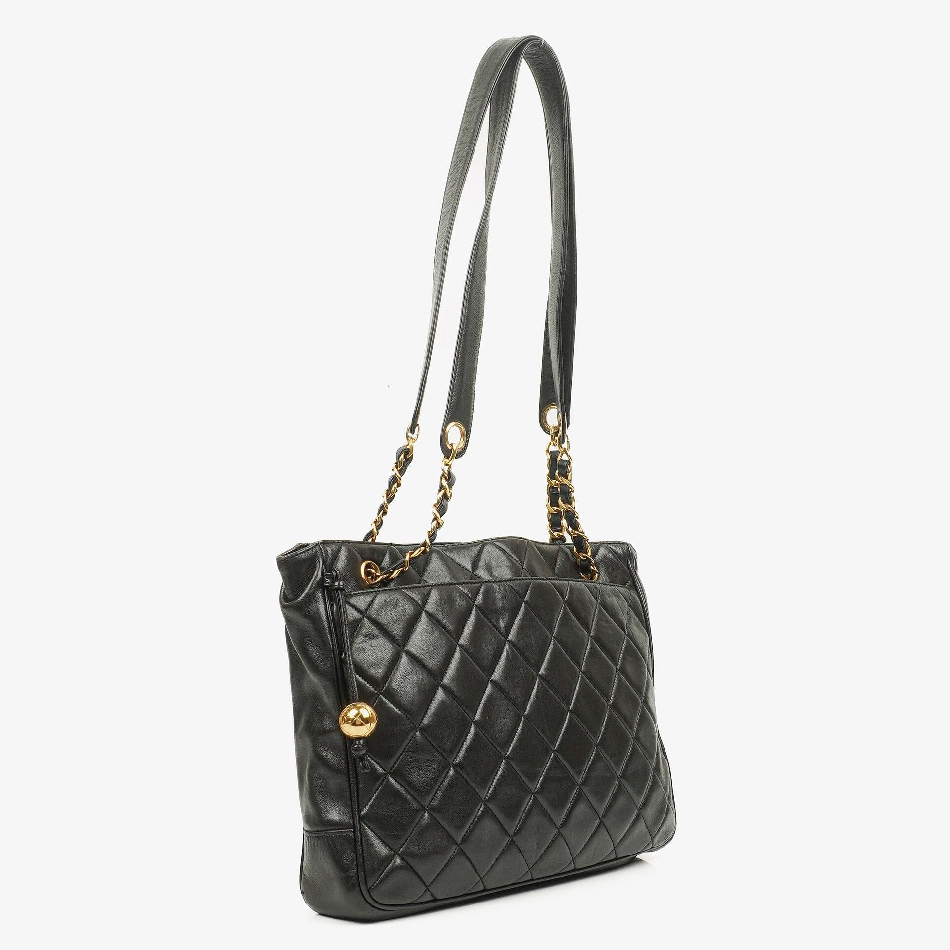 Chanel schwarze gesteppte Shopping-Tote aus Lammleder