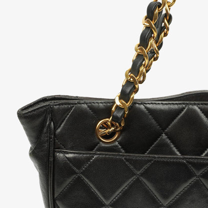 Chanel schwarze gesteppte Shopping-Tote aus Lammleder
