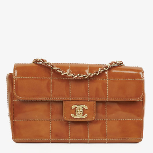 Chanel Chocolate Bar Flap Tasche aus gestepptem Patentleder