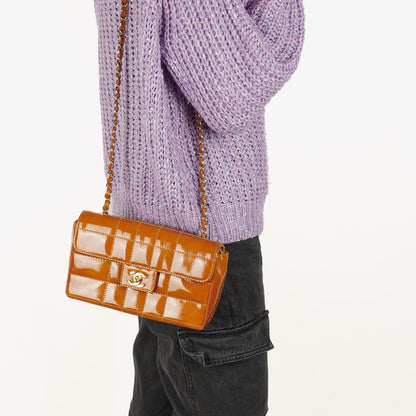 Chanel Chocolate Bar Flap Tasche aus gestepptem Patentleder