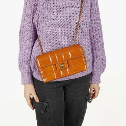 Chanel Chocolate Bar Flap Tasche aus gestepptem Patentleder
