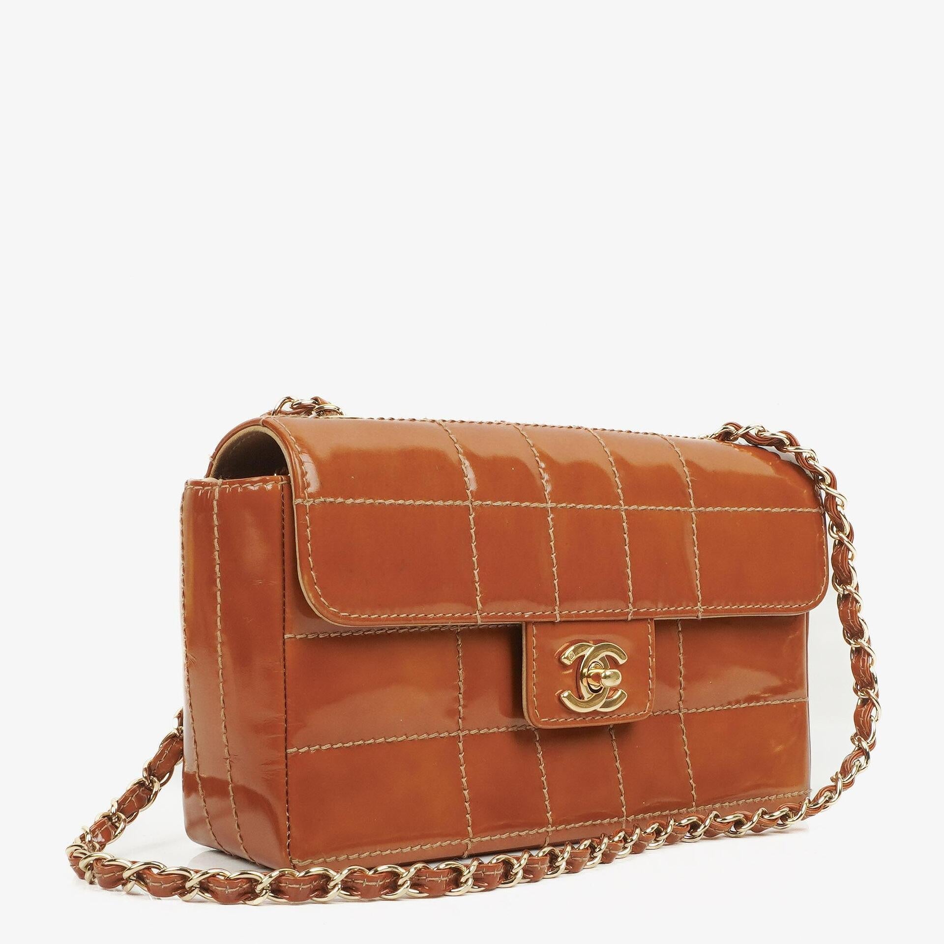 Chanel Chocolate Bar Flap Tasche aus gestepptem Patentleder