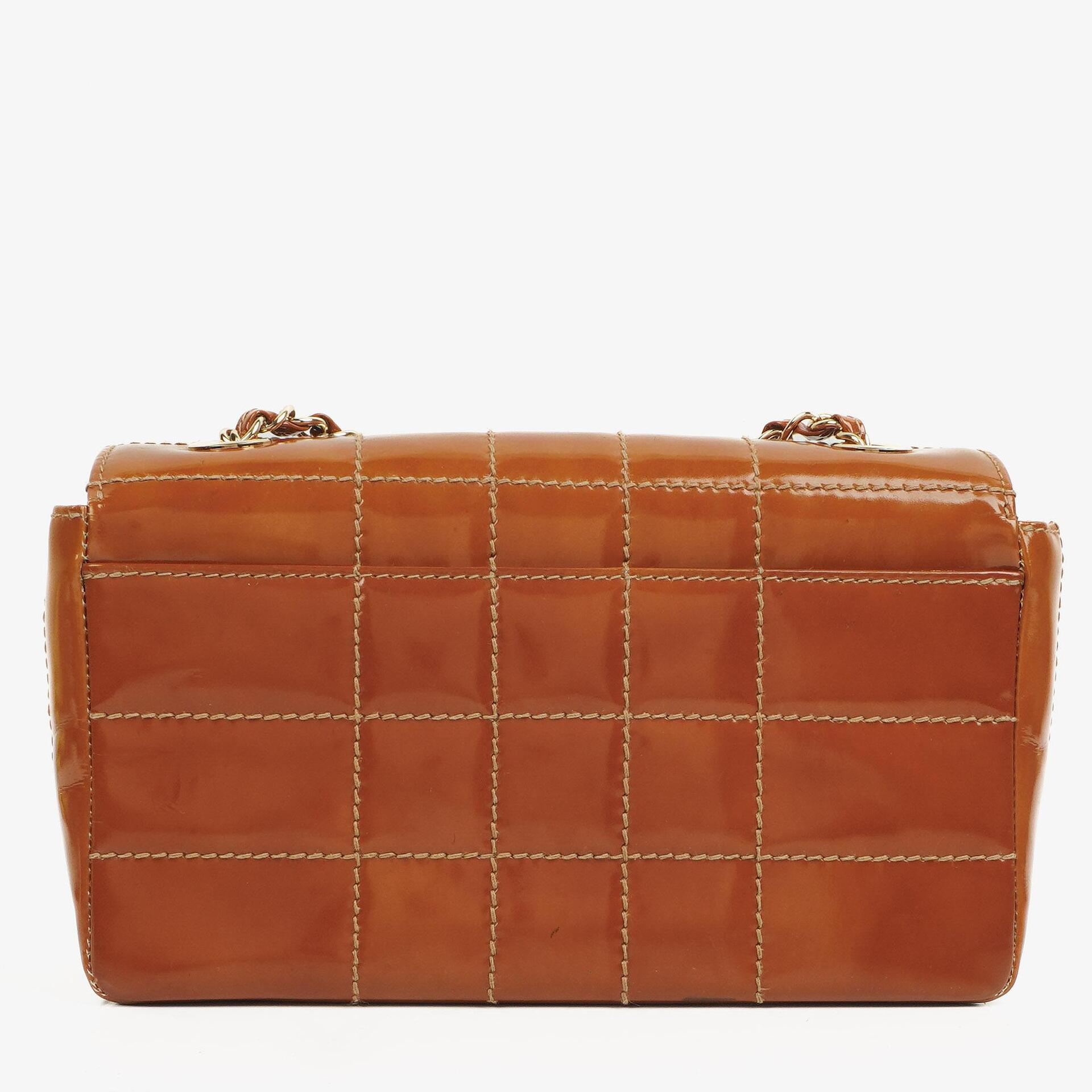 Chanel Chocolate Bar Flap Tasche aus gestepptem Patentleder