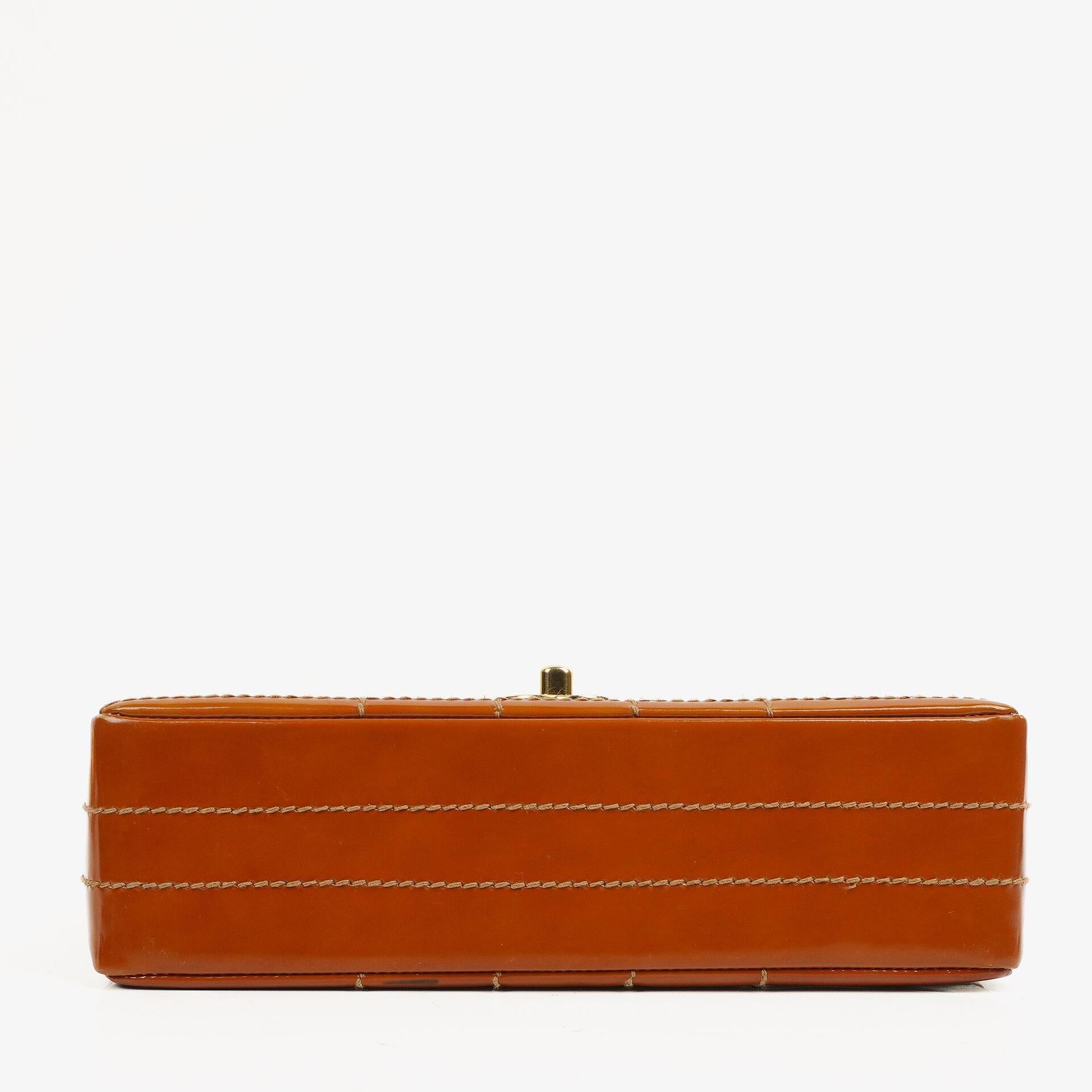 Chanel Chocolate Bar Flap Tasche aus gestepptem Patentleder