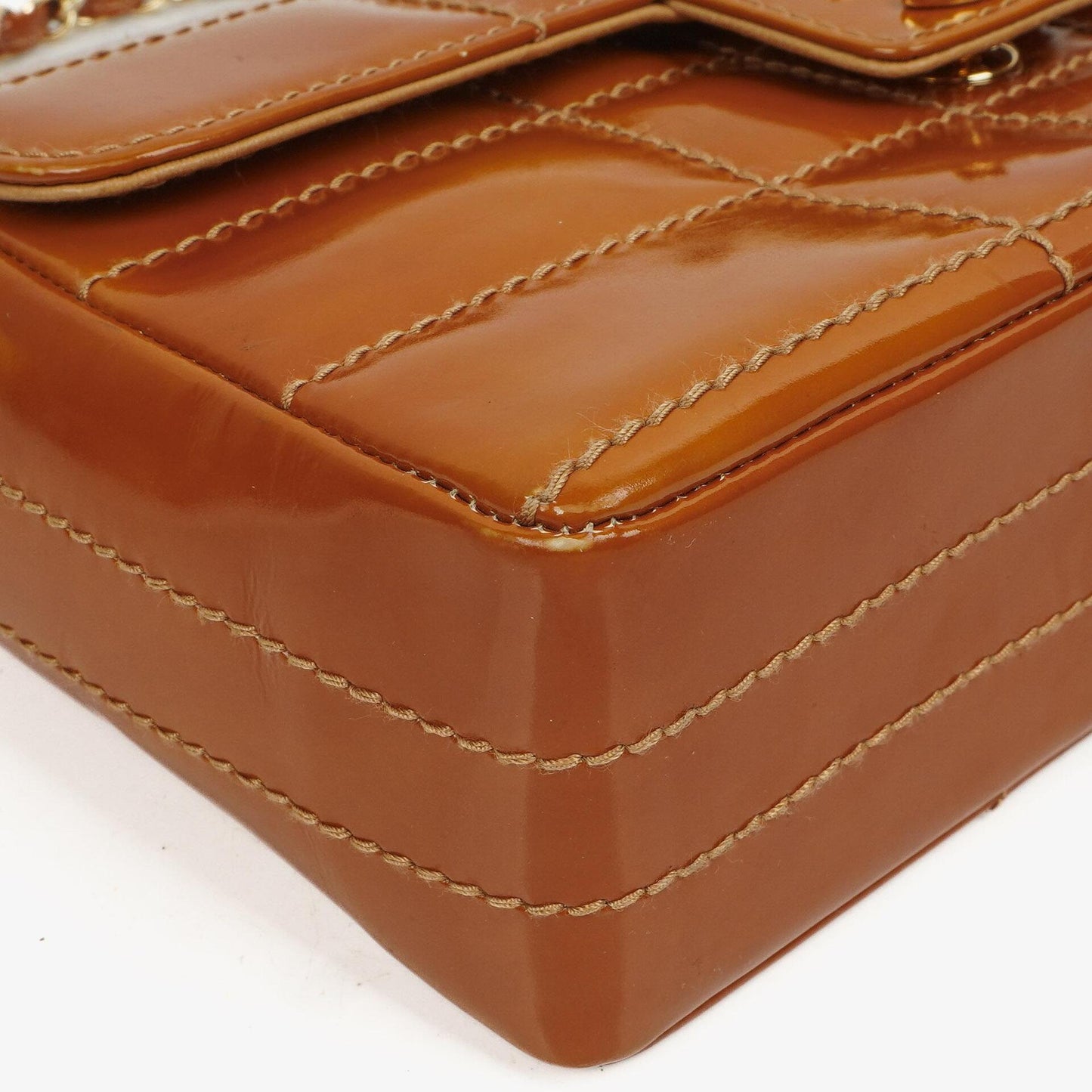 Chanel Chocolate Bar Flap Tasche aus gestepptem Patentleder