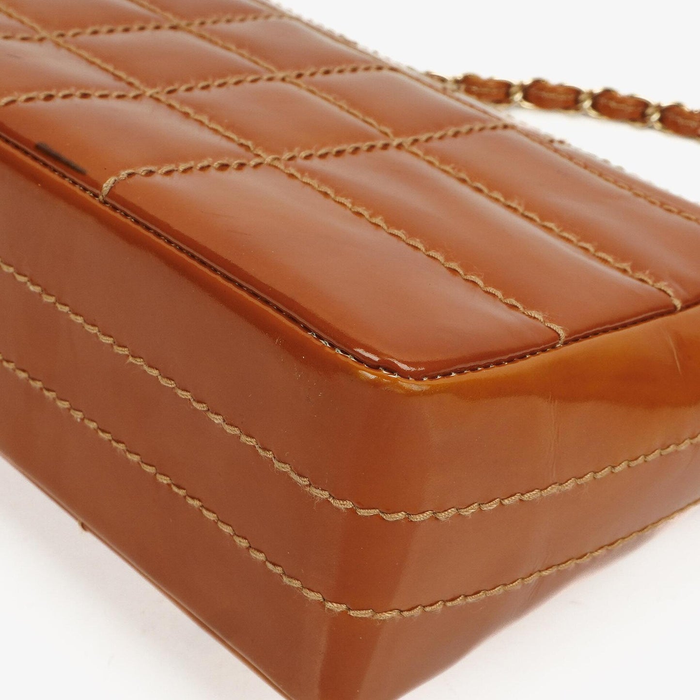 Chanel Chocolate Bar Flap Tasche aus gestepptem Patentleder