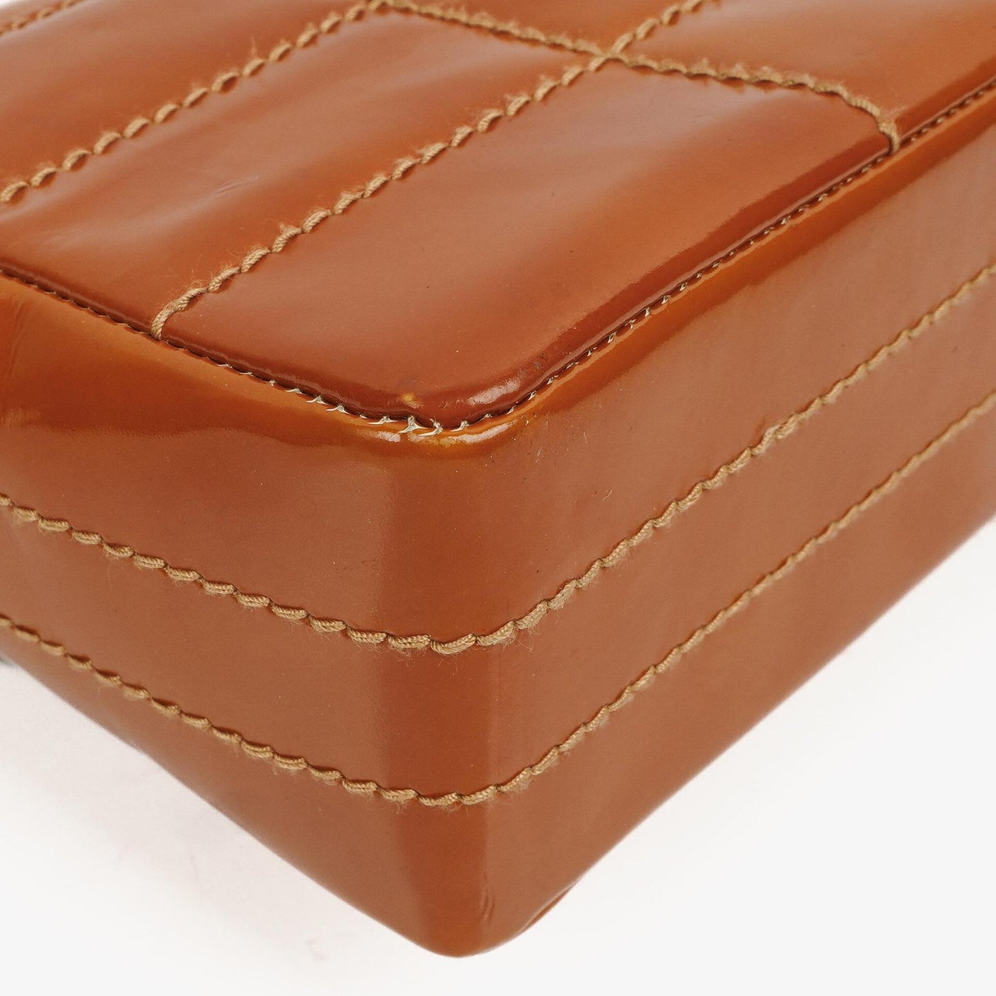 Chanel Chocolate Bar Flap Tasche aus gestepptem Patentleder