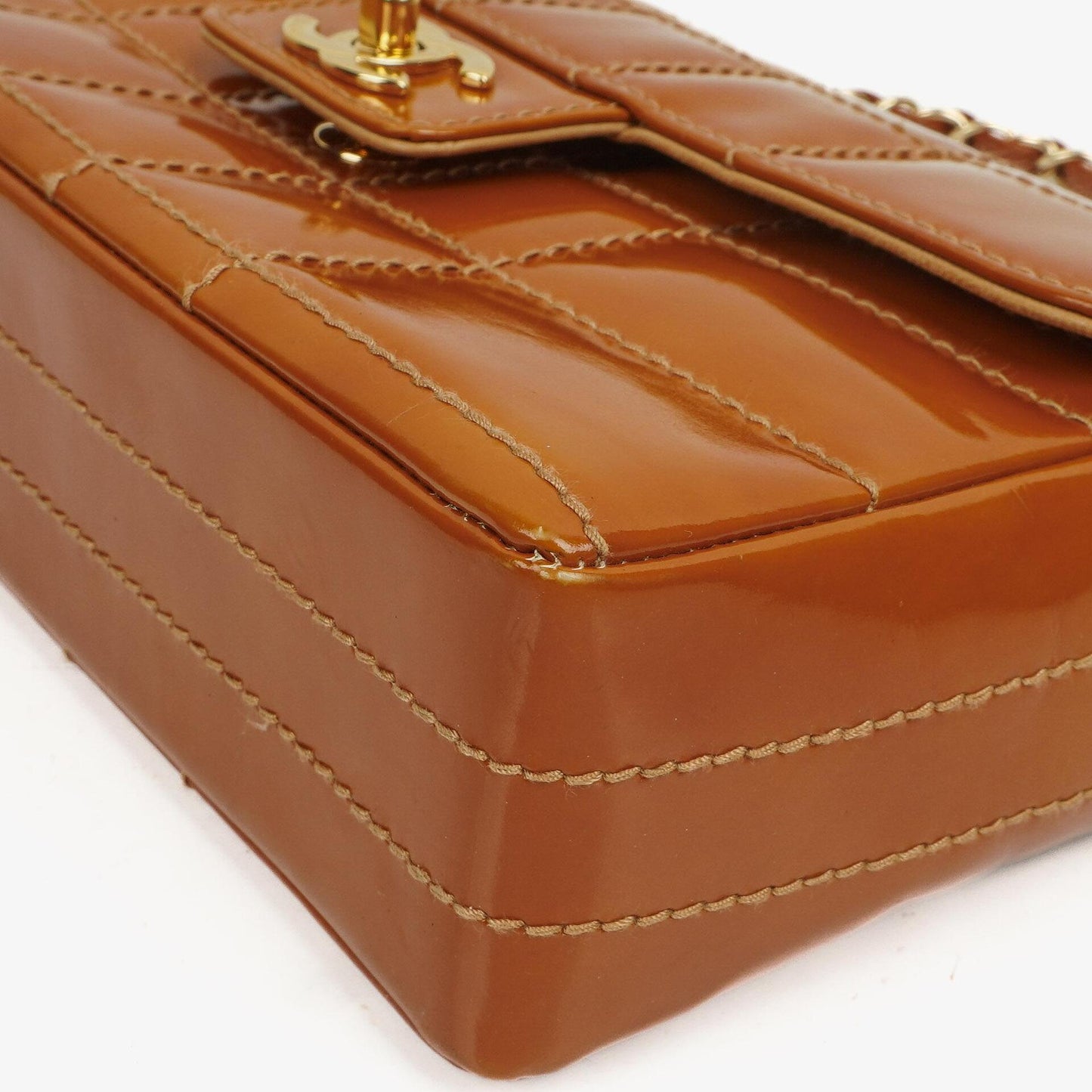 Chanel Chocolate Bar Flap Tasche aus gestepptem Patentleder