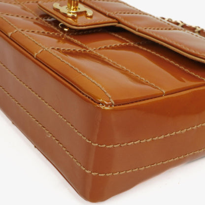 Chanel Chocolate Bar Flap Tasche aus gestepptem Patentleder