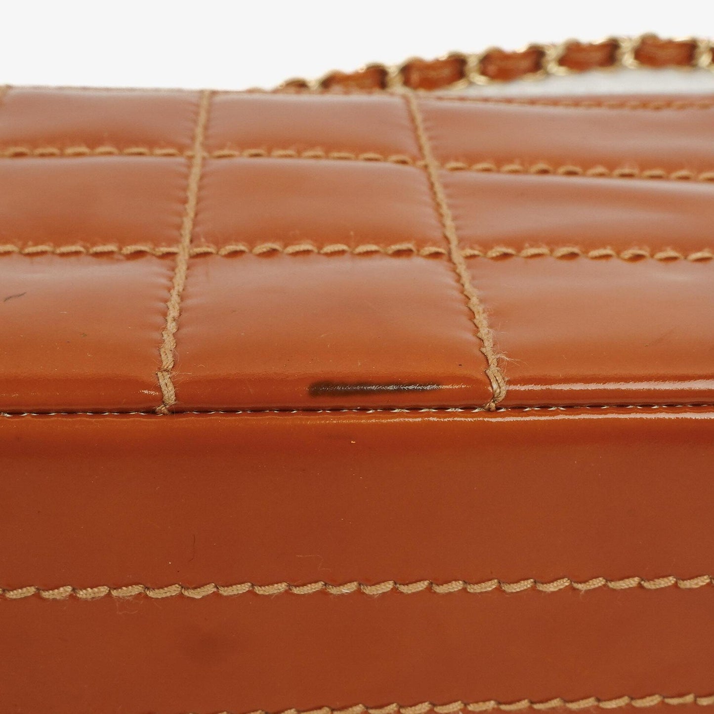 Chanel Chocolate Bar Flap Tasche aus gestepptem Patentleder