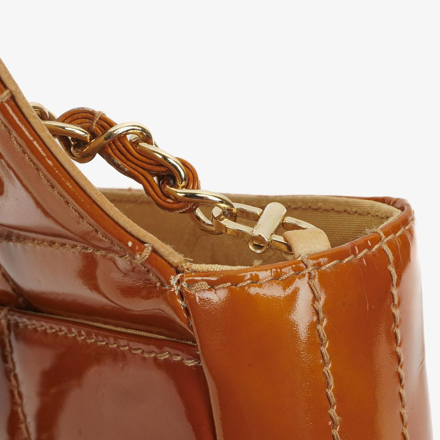 Chanel Chocolate Bar Flap Tasche aus gestepptem Patentleder
