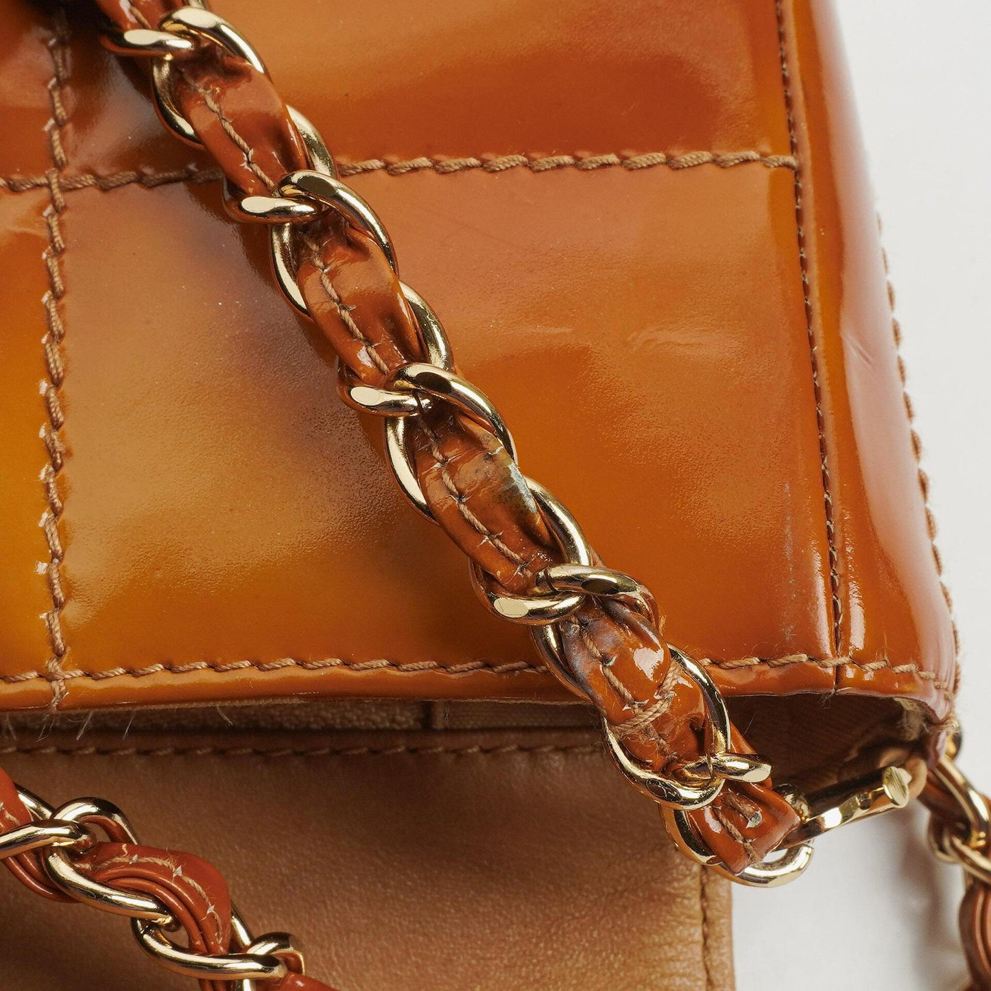 Chanel Chocolate Bar Flap Tasche aus gestepptem Patentleder