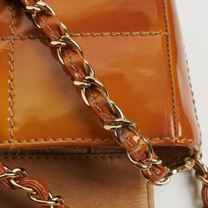 Chanel Chocolate Bar Flap Tasche aus gestepptem Patentleder