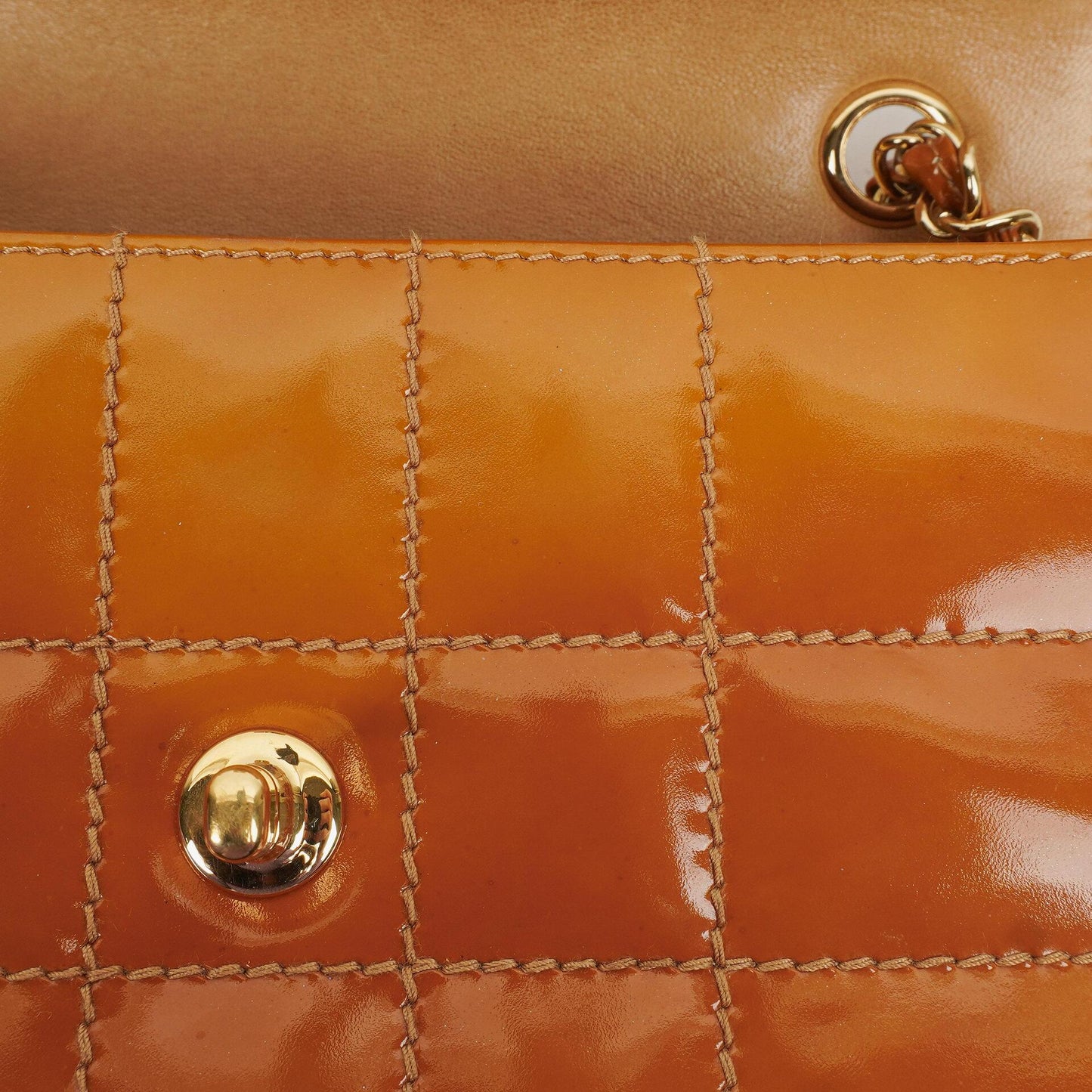 Chanel Chocolate Bar Flap Tasche aus gestepptem Patentleder