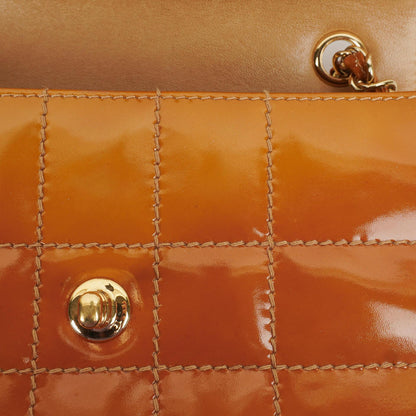 Chanel Chocolate Bar Flap Tasche aus gestepptem Patentleder