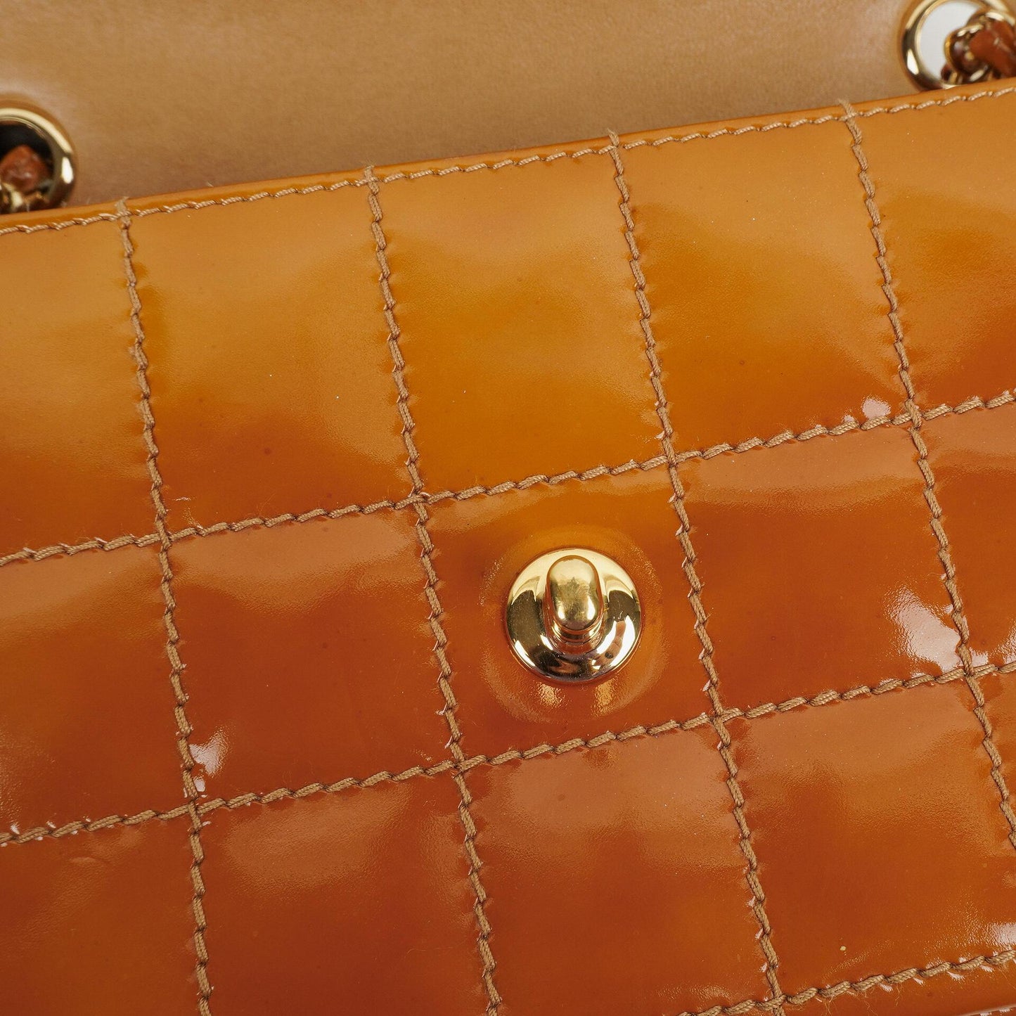 Chanel Chocolate Bar Flap Tasche aus gestepptem Patentleder