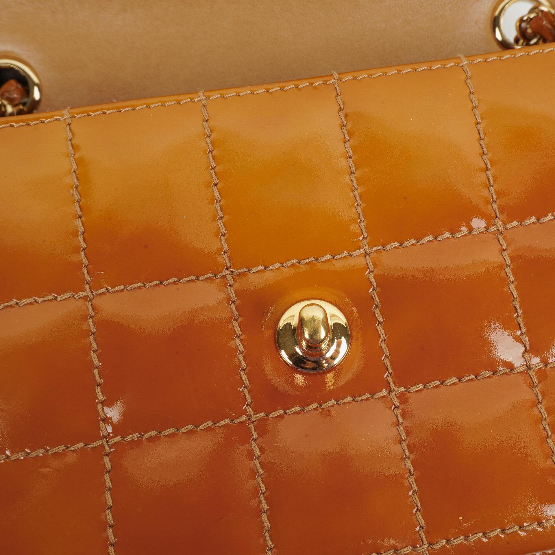Chanel Chocolate Bar Flap Tasche aus gestepptem Patentleder