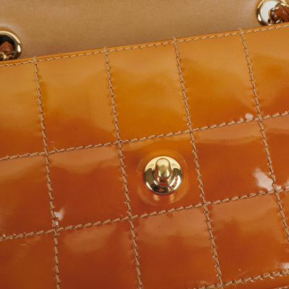 Chanel Chocolate Bar Flap Tasche aus gestepptem Patentleder