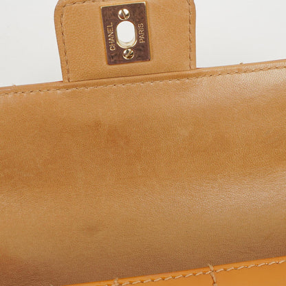 Chanel Chocolate Bar Flap Tasche aus gestepptem Patentleder