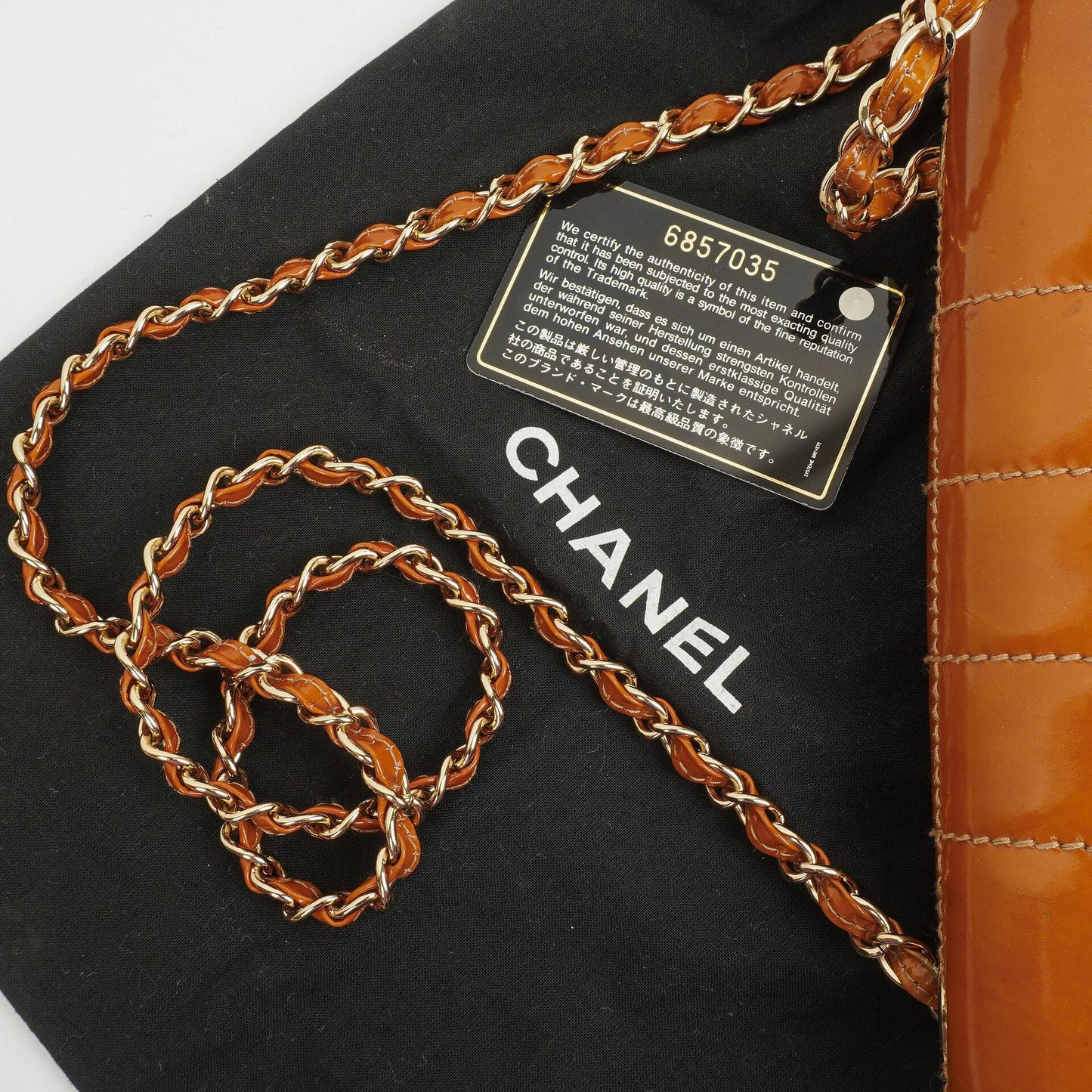 Chanel Chocolate Bar Flap Tasche aus gestepptem Patentleder