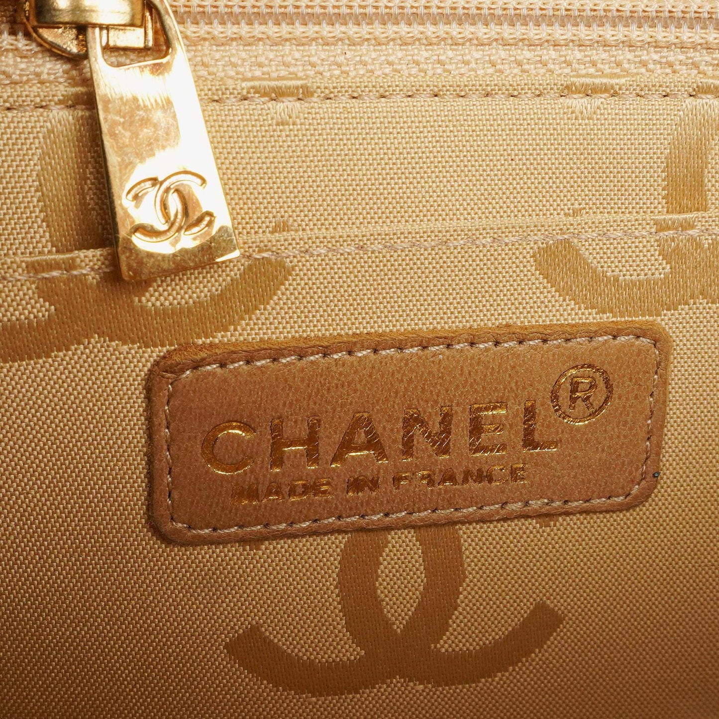 Chanel Chocolate Bar Flap Tasche aus gestepptem Patentleder