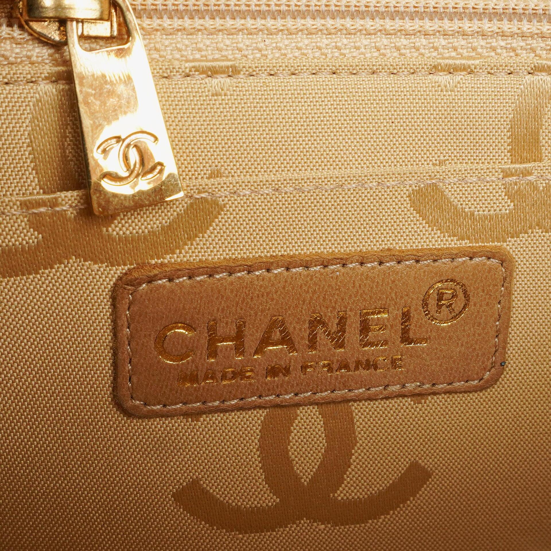 Chanel Chocolate Bar Flap Tasche aus gestepptem Patentleder
