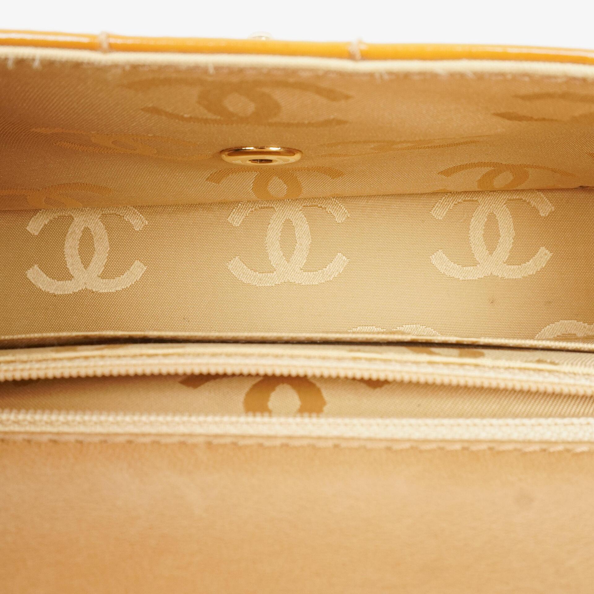 Chanel Chocolate Bar Flap Tasche aus gestepptem Patentleder