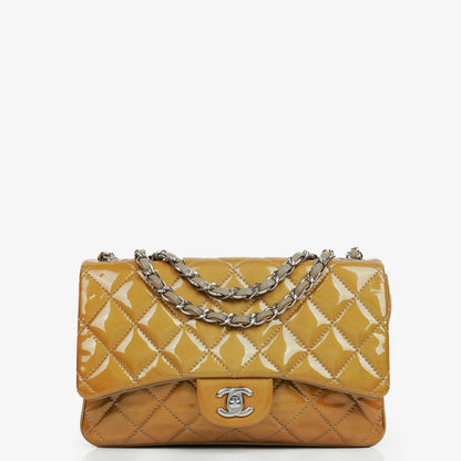 Chanel Flap Bag aus gestepptem Lackleder mit silberfarbener Hardware