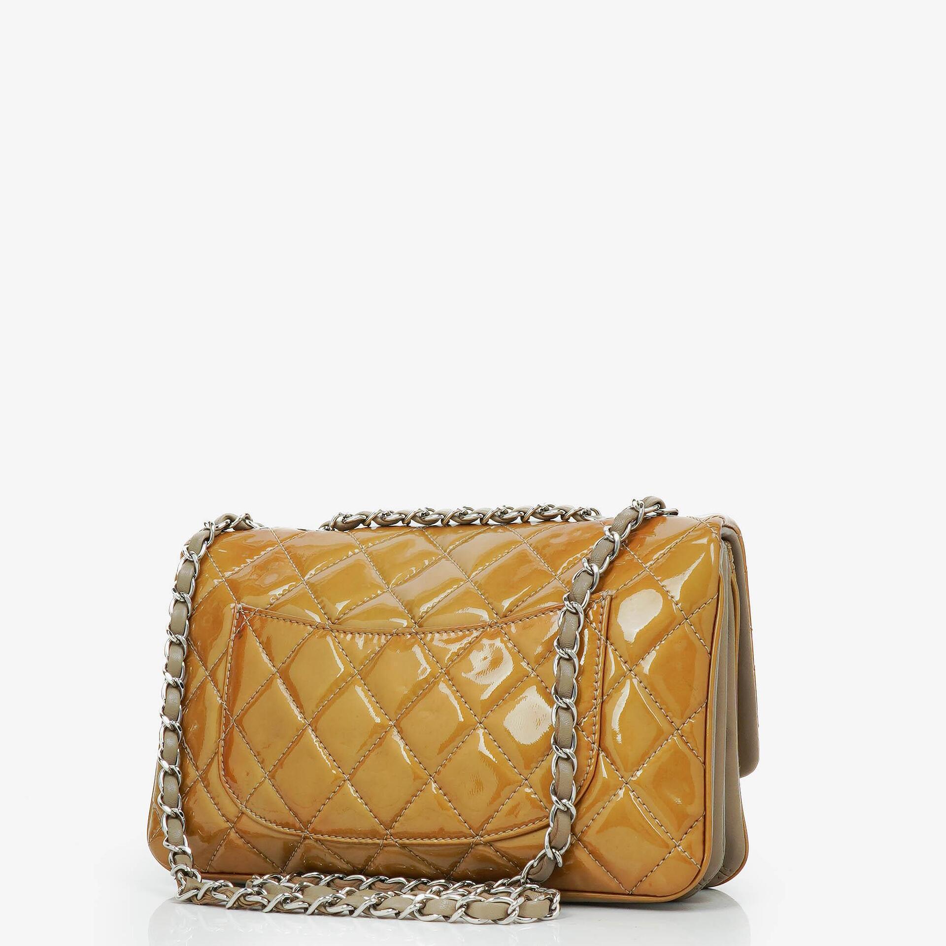 Chanel Flap Bag aus gestepptem Lackleder mit silberfarbener Hardware