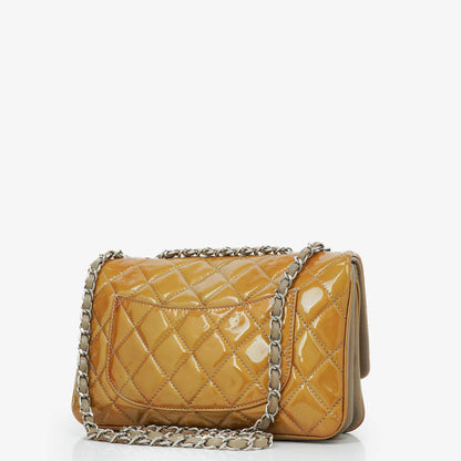Chanel Flap Bag aus gestepptem Lackleder mit silberfarbener Hardware