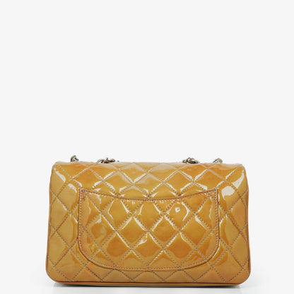 Chanel Flap Bag aus gestepptem Lackleder mit silberfarbener Hardware